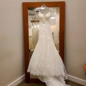 BRAND NEW Essence of Australia Wedding Gown